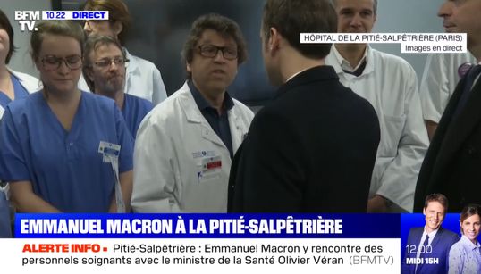 Les mots forts de ce médecin qui interpelle Macron pendant sa visite pour le