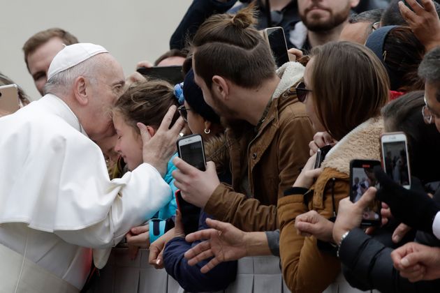 Ο Πάπας Φραγκίσκος φιλάει ένα παιδί, 26 Φεβρουαρίου, Βατικανό. (AP Photo/Alessandra Tarantino)