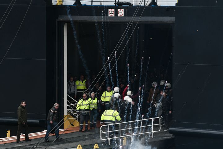 Χίος, Πέμπτη 27 Φεβρουαρίου 2020. Ακόμα και την ώρα που οι άνδρες των ΜΑΤ πατάνε στον καταπέλτη του πλοίου επιβιβαζόμενοι προς αναχώρηση, πίσω τους σκάνε στο νερό μολότοφ και αυτοσχέδια «πυροτεχνήματα» των διαδηλωτών.