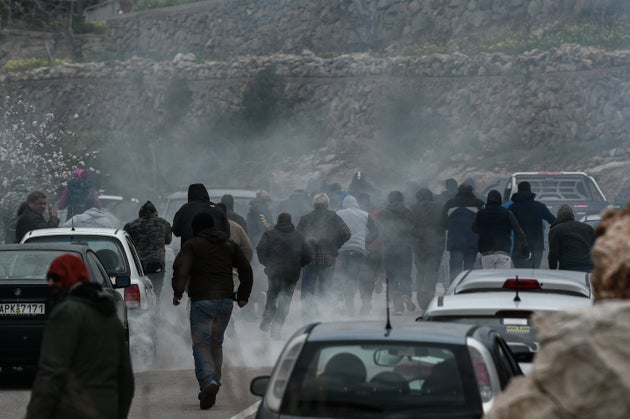 Τα ΜΑΤ αναχωρούν μέσα σε σκηνικό βίας μέχρι την τελευταία στιγμή στην Χίο. Οι συμπλοκές με διαδηλωτές συνεχίστηκαν ακόμα και στο λιμάνι, την ώρα που οι άνδες των ΜΑΤ επιβιβάζονται στο πλοίο της γραμμής για Πειραιά.
