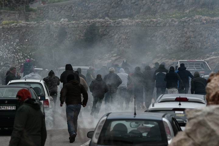 Τα ΜΑΤ αναχωρούν μέσα σε σκηνικό βίας μέχρι την τελευταία στιγμή στην Χίο. Οι συμπλοκές με διαδηλωτές συνεχίστηκαν ακόμα και στο λιμάνι, την ώρα που οι άνδες των ΜΑΤ επιβιβάζονται στο πλοίο της γραμμής για Πειραιά.