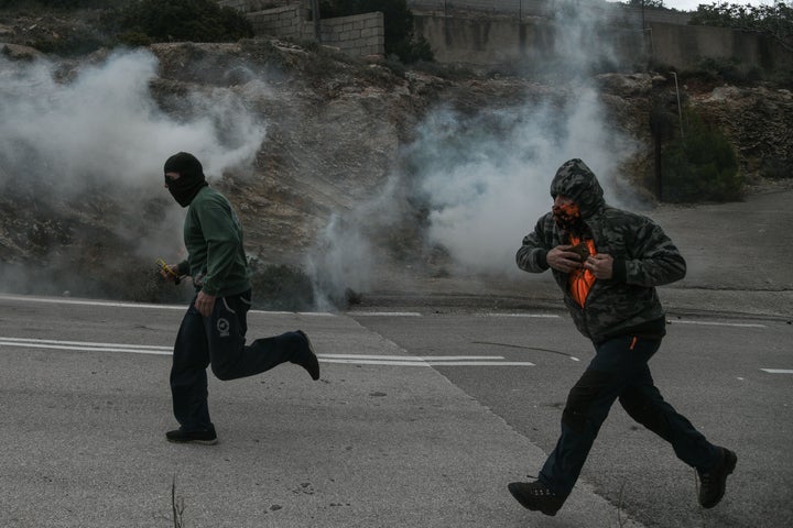 Εικόνα «ρουτίνας» στην Χίο τα τελευταία 24ωρα, μέχρι και την ώρα της αναχώρησης των ΜΑΤ από το νησί για τον Πειραιά. 