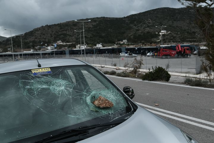 Οι άτυχοι που παρκάρισαν τα αυτοκίνητά τους το πρωί της Πέμπτης 27 Φεβρουαρίου στο λιμάνι της Χίου, πλήρωσαν τα «σπασμένα».