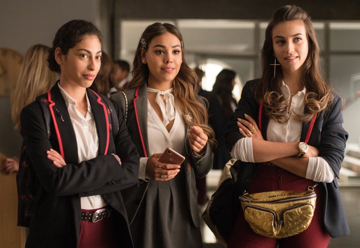 Mina El Hammani, Danna Paola y Claudia Salas en la tercera temporada de 'Élite'. 