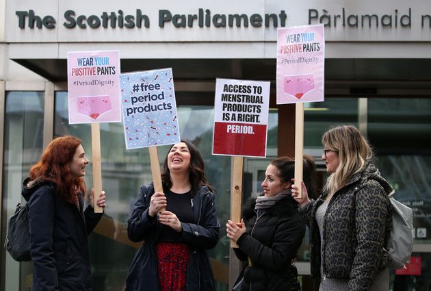 Parlamentar Monica Lennon MSP (segunda à esquerda) se une aos apoiadores da lei de produtos uma manifestação fora do Parlamento em Edimburgo.