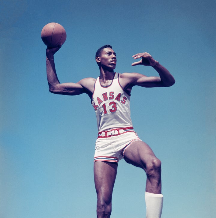 O jogador de basquete Wilt Chamberlain posa para um retrato por volta de 1957, em Lawrence, Kansas.