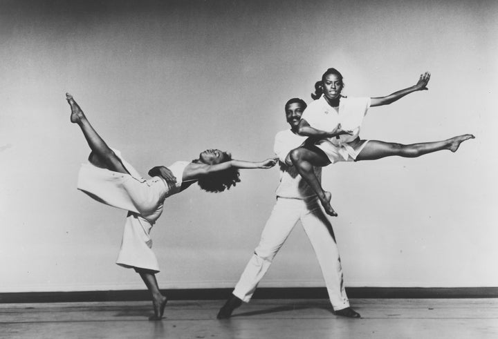 O dançarino moderno Alvin Ailey, ao centro, sobre o palco com duas dançarinas. Nova York, 1975.