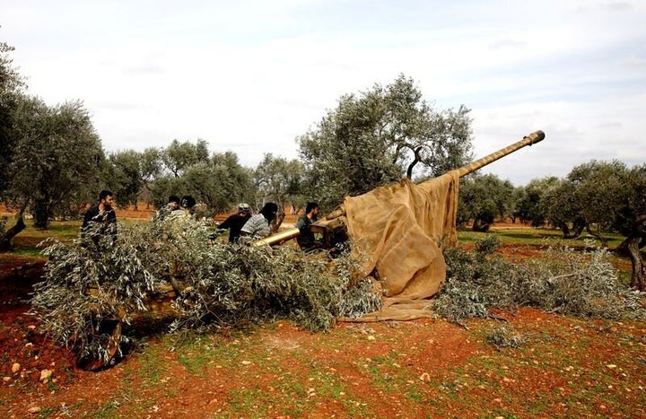 Αντικαθεστωτικοί μαχητές σε οχυρωματικές εργασίες κοντά στο Ιντλίμπ.