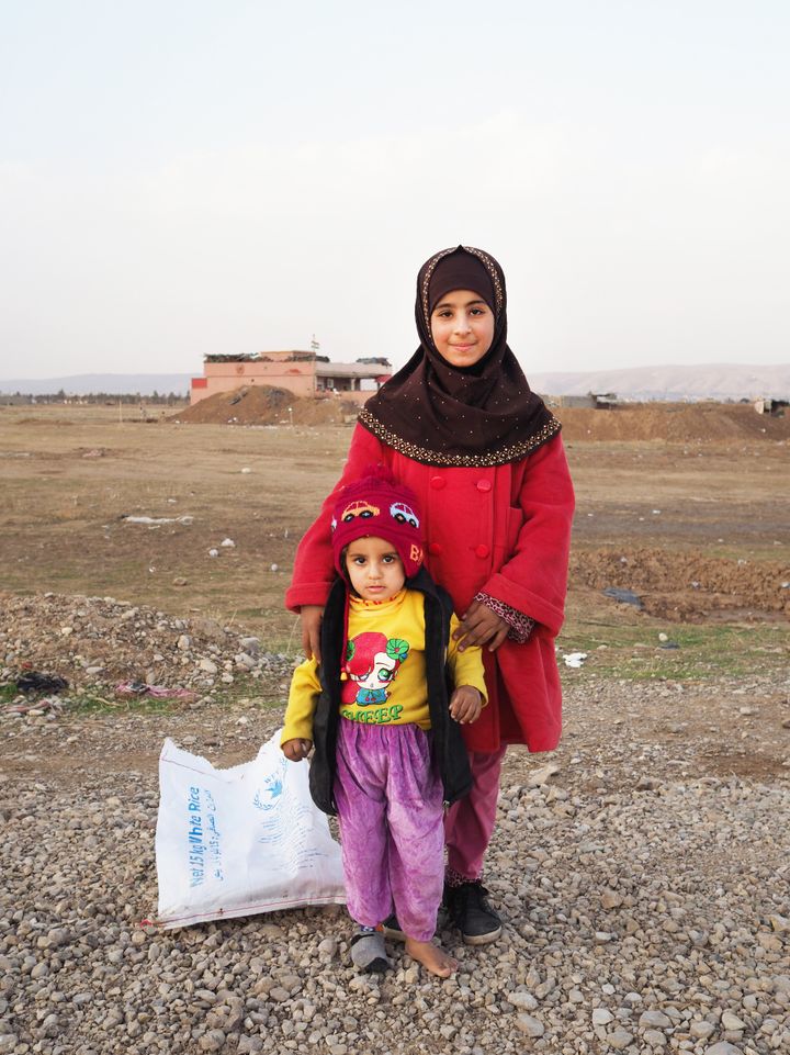 『写真で伝える仕事』の表紙であるイラクで出会った姉妹。自宅に荷物を取りに戻り、また避難先であるキャンプへと戻る途中だった。