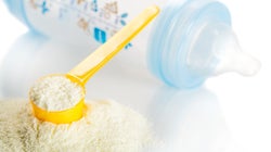 Danone demande aux parents qui ont trouvé des vers dans leur lait infantile de retourner les