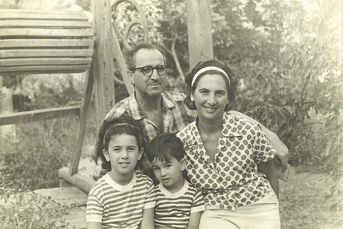 Η Άλκη με τον σύζυγο της Γιώργο Σεβαστίκογλου και τα παιδιά τους Ειρήνη και Πέτρο, 1960