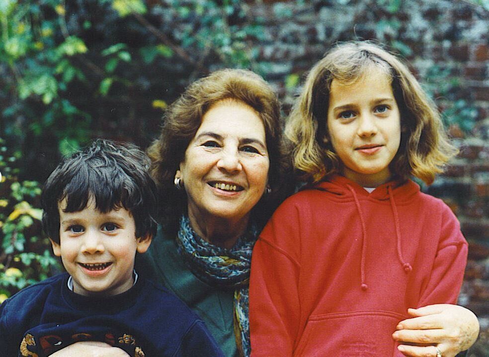 Η ευτυχισμένη γιαγιά Άλκη με τα εγγόνια της 