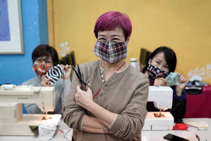 Ομάδα εθελοντών στο Χονγκ Κονγκ κατασκευάζει επαναχρησιμοποιούμενες μάσκες προστασίας. 