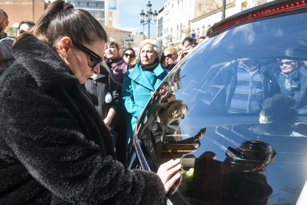 Η κόρη του Κώστα Βουτσά Θεοδώρα αποχαιρετά τον πατέρα της