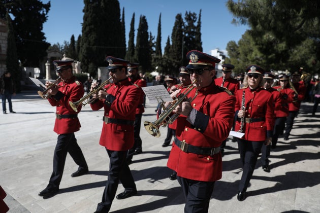 Η φιλαρμονική του Δήμου Αθηναίων συνόδευσε με ένα πένθιμο εμβατήριο τον Κώστα Βουτσά στην τελευταία του κατοικία. 