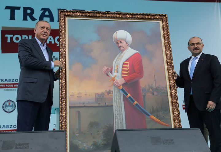 Ο Πρόεδρος της Τουρκίας Ταγίπ Ερντογάν, παραλαμβάνει ως τιμητικό δώρο από κομματικό στέλεχος του ΑΚΡ στην Τραπεζούντα ένα πίνακα με έναν εκ των σουλτάνων της Οθωμανικής Αυτοκρατορίας (Presidential Press Service via AP, Pool)