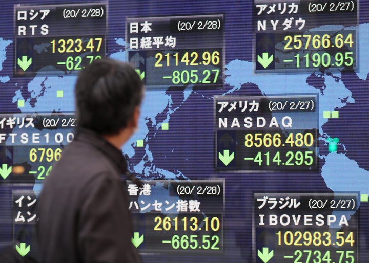 805円27銭安の2万1142円96銭と急落した日経平均株価などを示す電光ボード=2月28日午後、東京