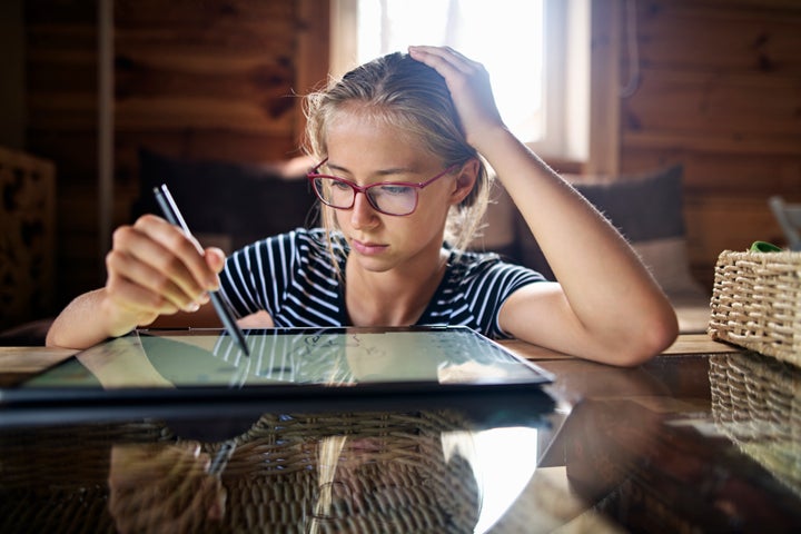 タブレット機器を使った自宅学習のイメージ写真
