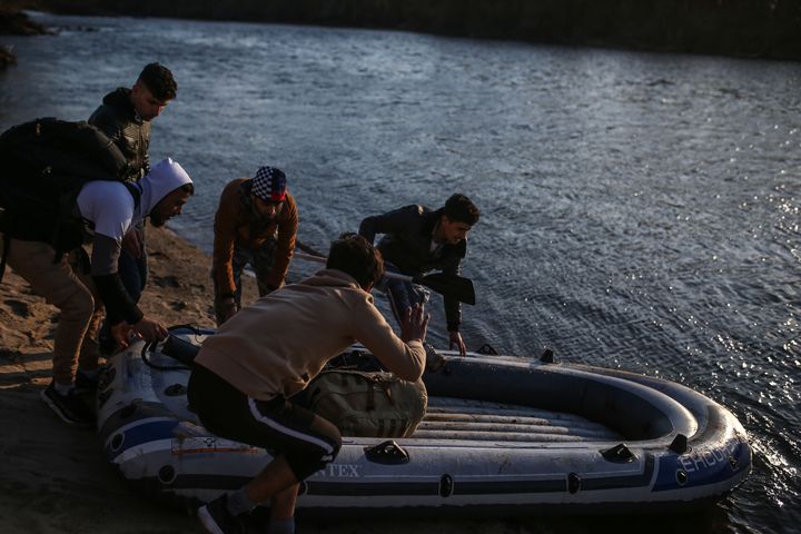 Μετανάστες προσπαθούν με φουσκωτή βάρκα να φτάσουν στον Εβρο από την Τουρκία.