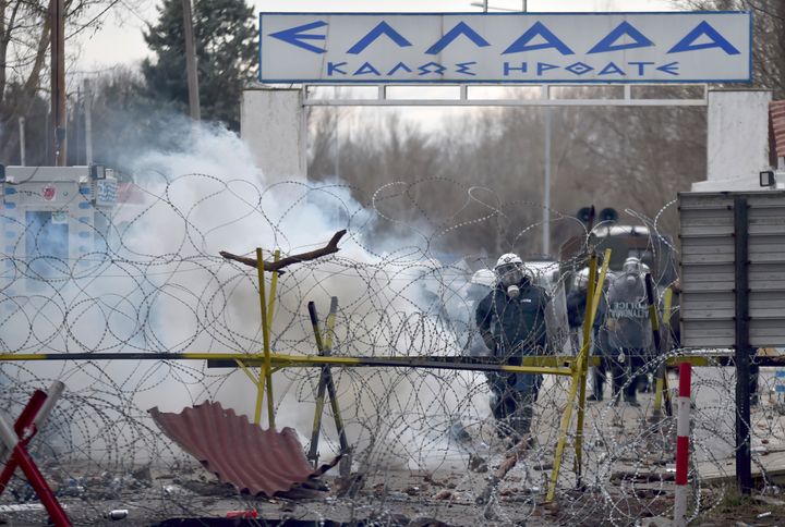 Ρήξη δακρυγόνων στα ελληνικά σύνορα, καθώς πρόσφυγες και μετανάστες προσπαθούν να περάσουν στο ελληνικό έδαφος.