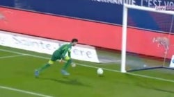 Le but contre son camp à peine croyable de ce gardien en Ligue