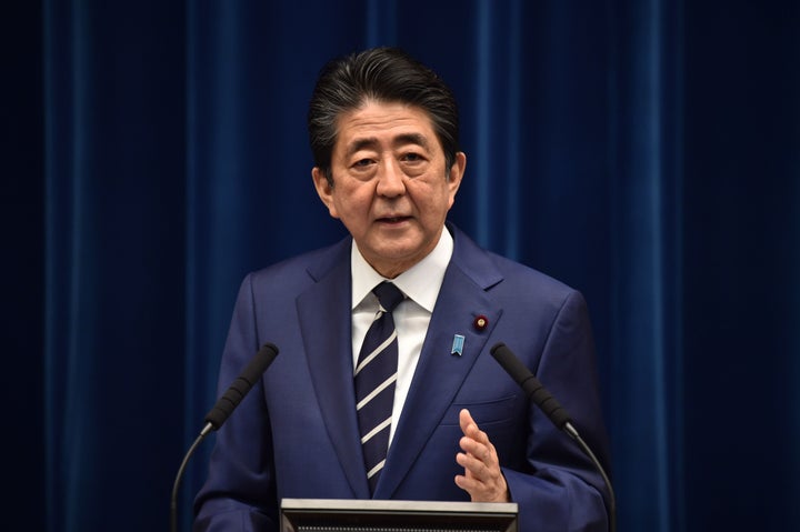 2月29日、記者会見する安倍晋三首相