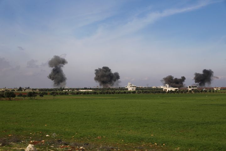 Εικόνα από βομβαρδισμό στην περιοχή του Ιντλίμπ στις 27 Φεβρουαρίου 2020. (AP Photo/Ghaith Alsayed)
