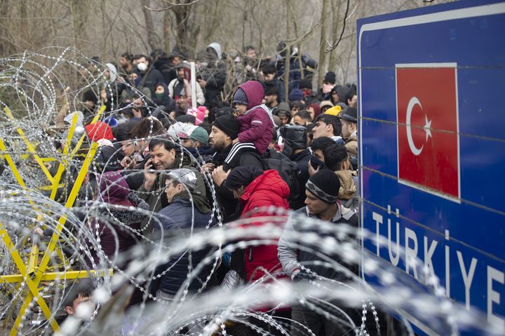 Μετανάστες προσπαθούν να περάσουν σε ελληνικό έδαφος.