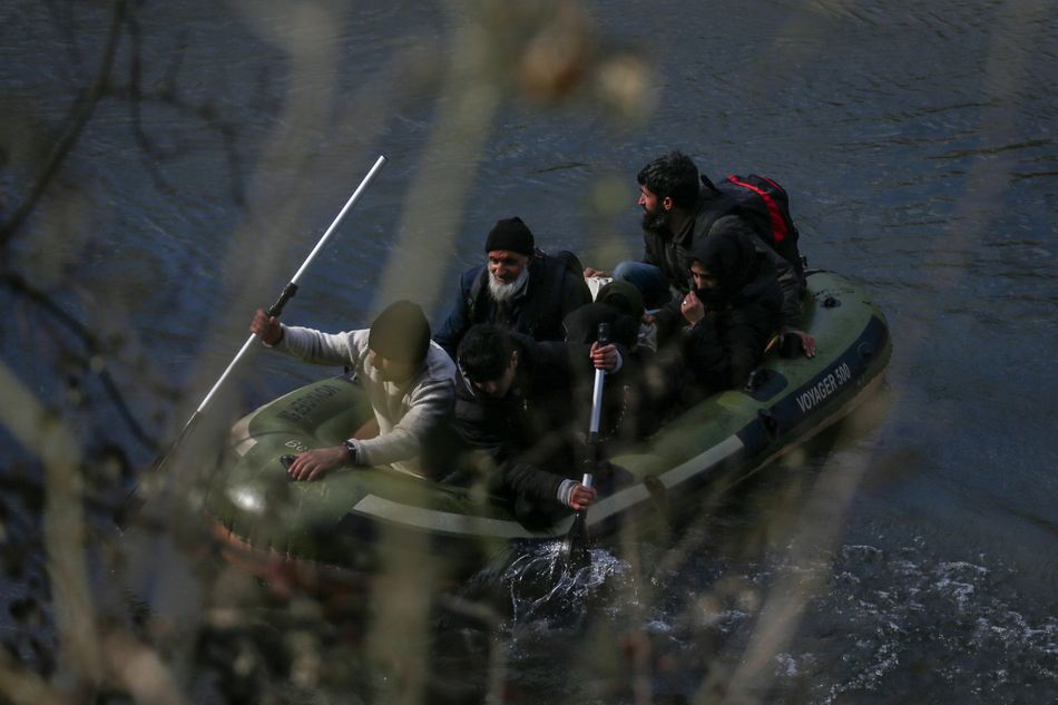 Μετανάστες διασχίζουν τον ποταμό Εβρο για να φτάσουν στην Ελλάδα