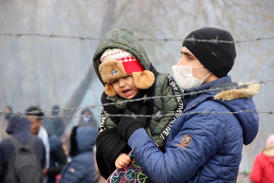 Μετανάστες συγκεντρώνονται στα σύνορα της Τουρκίας-Ελλάδας