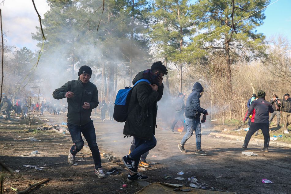 Συγκρούσεις μεταναστών-αστυνομίας στα σύνορα Ελλάδας-Τουρκίας