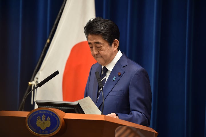 記者会見を開く安倍晋三首相