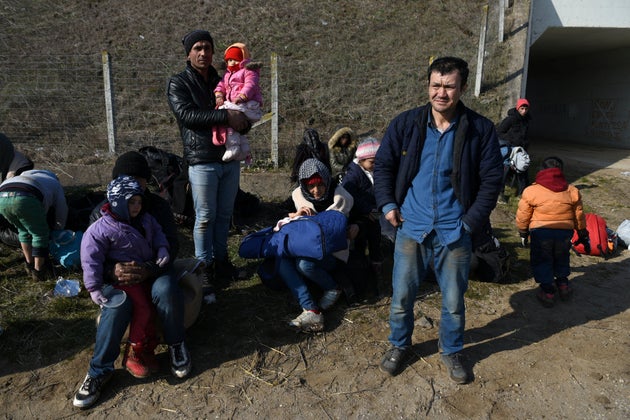 Des migrants arrêtés par la police près du poste frontière de Kastanies, en...