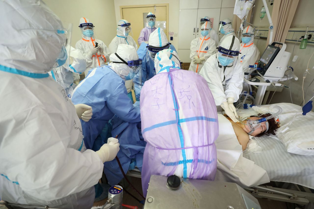 Ιατρικό και νοσηλευτικό προσωπικό προσπαθούν αν κρατήσουν στη ζωή ασθενή σε κρίσιμη κατάσταση. Νοσοκομείο Ερυθρός Σταυρός, Γουχάν, Επαρχία Χουμπέι, Κίνα (28/2/2020)