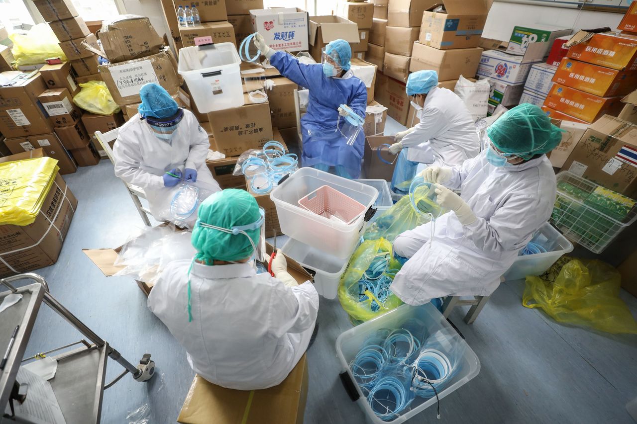 Προσωπικό του νοσοκομείου οργανώνει την απαραίτητο ιατρικό εξοπλισμό. Νοσοκομείο Ερυθρός Σταυρός, Γουχάν, Επαρχία Χουμπέι, Κίνα (28/2/2020)