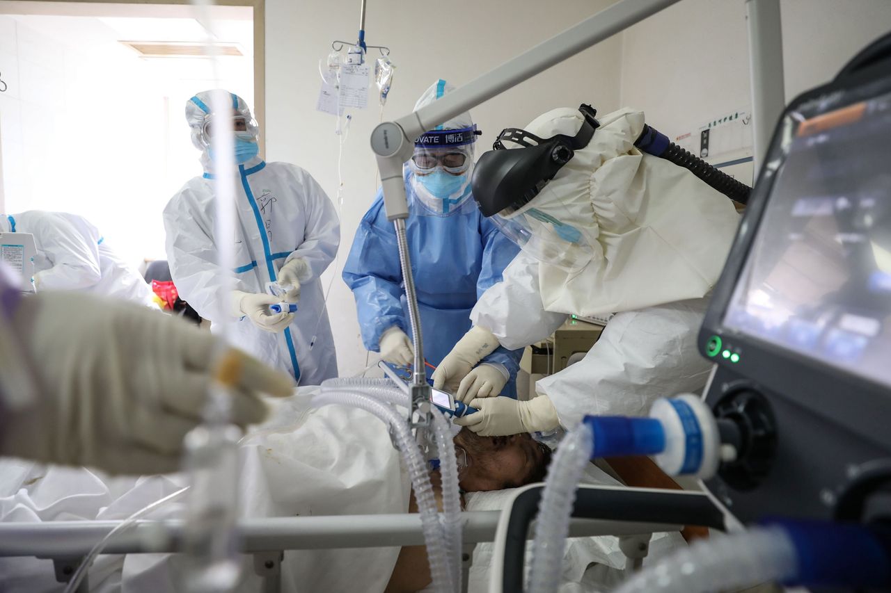 Δίνοντας μάχη για να κρατηθεί στη ζωή ένας ασθενής. Νοσοκομείο Ερυθρός Σταυρός, Γουχάν, Επαρχία Χουμπέι, Κίνα (28/2/2020)