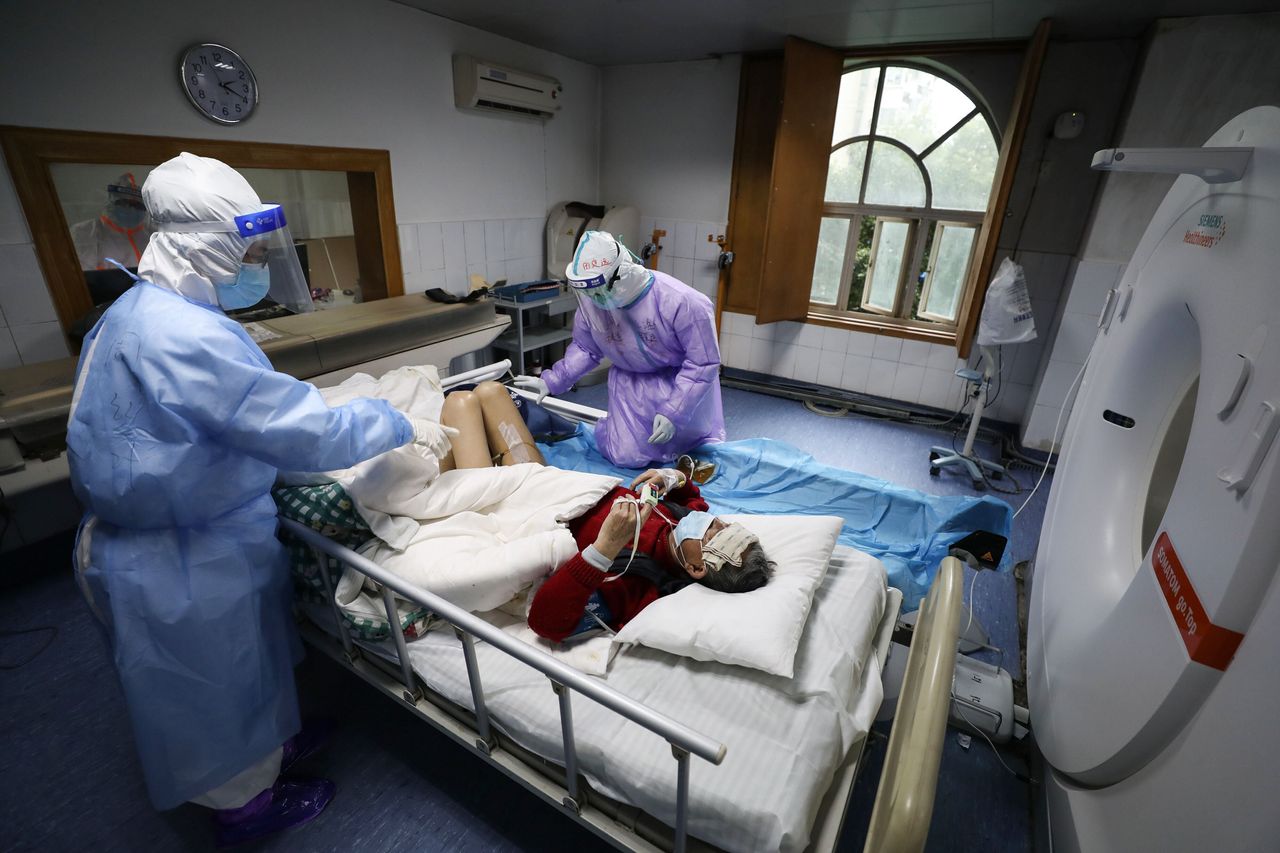 Φροντίδα ασθενούς που έχει προσβληθεί από κορονοϊο. Νοσοκομείο Ερυθρός Σταυρός, Γουχάν, Επαρχία Χουμπέι, Κίνα (28/2/2020)