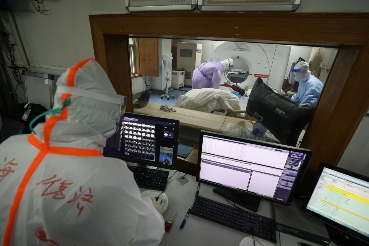 Ασθενής υποβάλλεται σε μαγνητική. Νοσοκομείο Ερυθρός Σταυρός, Γουχάν, Επαρχία Χουμπέι, Κίνα (28/2/2020)