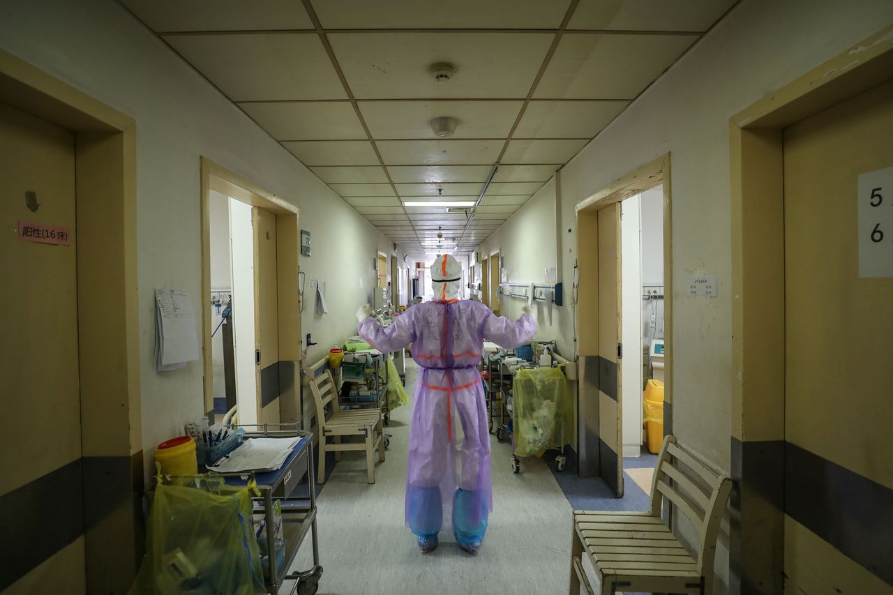Μέλος του ιατρικού/νοσηλευτικού προσωπικού τεντώνεται στο διάδρομο. Νοσοκομείο Ερυθρός Σταυρός, Γουχάν, Επαρχία Χουμπέι, Κίνα (28/2/2020)