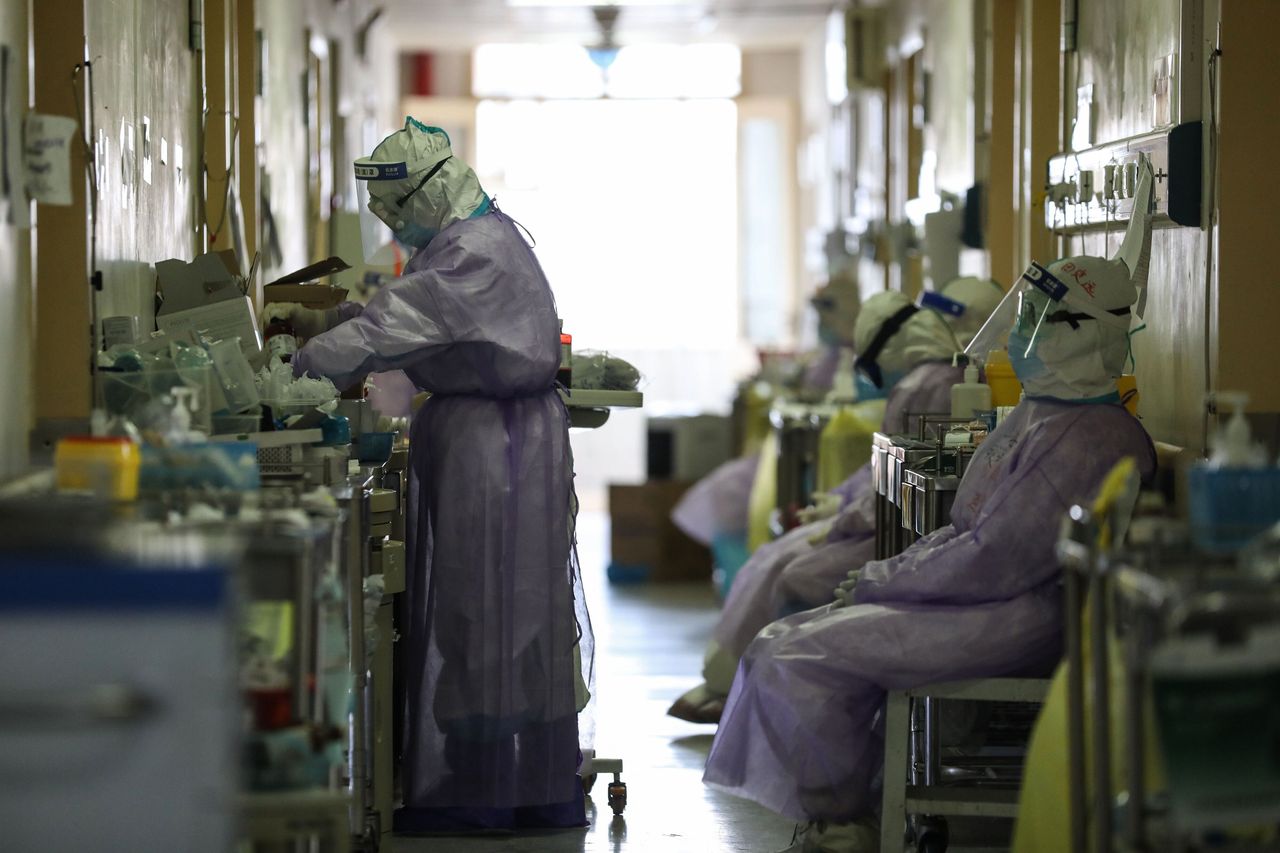 Λίγα λεπτά ξεκούρασης. Νοσοκομείο Ερυθρός Σταυρός, Γουχάν, Επαρχία Χουμπέι, Κίνα (28/2/2020)