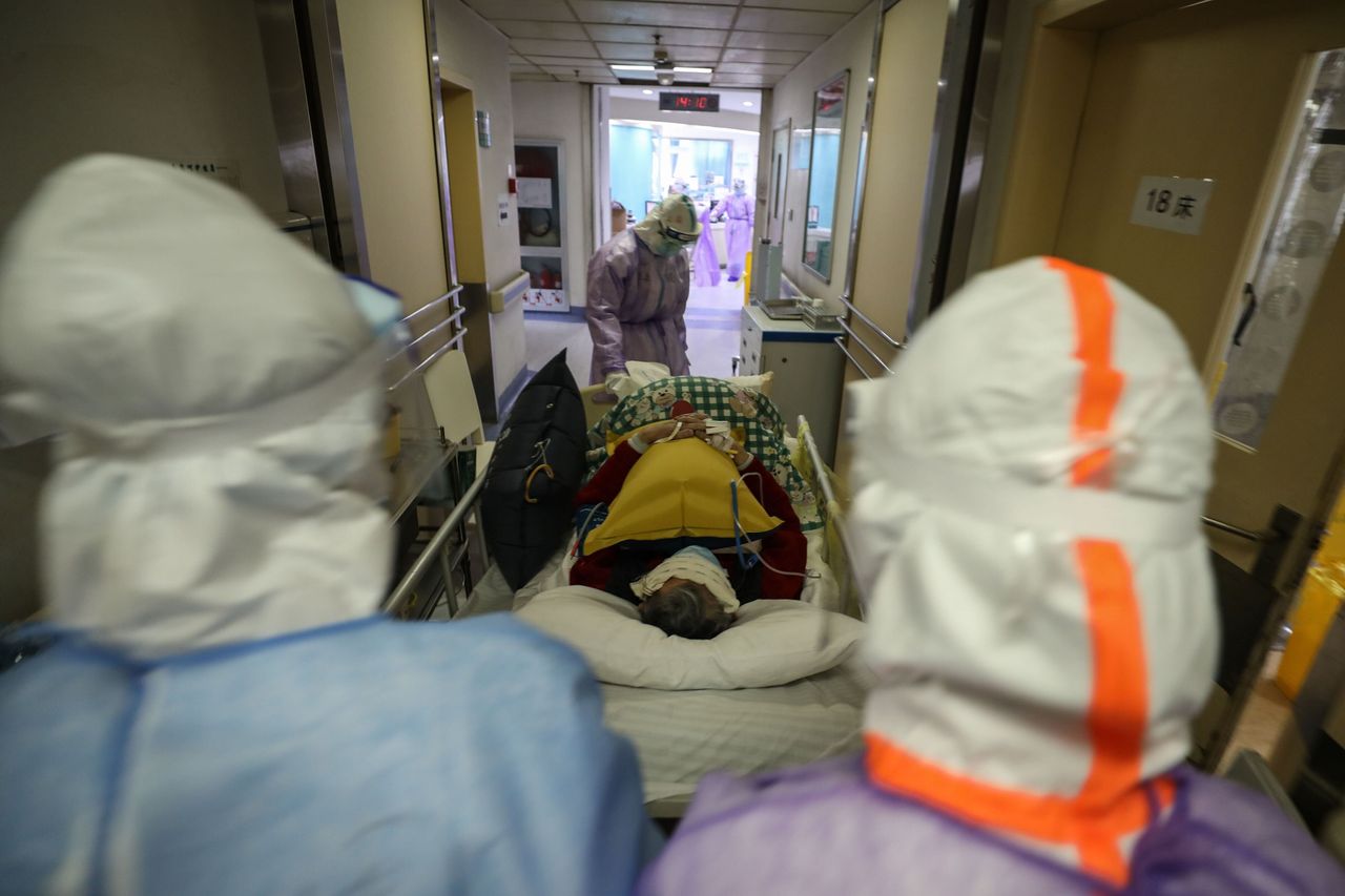 Μεταφορά ασθενούς με κορονοϊό. Νοσοκομείο Ερυθρός Σταυρός, Γουχάν, Επαρχία Χουμπέι, Κίνα (28/2/2020)