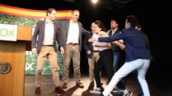 Una activista de FEMEN irrumpe en un acto de Ortega Smith (Vox) en