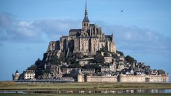 Au Mont-Saint-Michel, des gilets jaunes font une chaîne humaine contre le