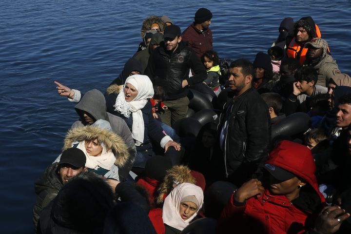 Λέμβος με μετανάστες στο λιμάνι της Θέρμης.