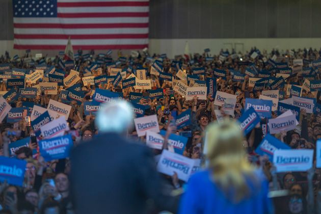 スーパーチューズデーを前に、カリフォルニア州で選挙キャンペーンをするバーニー・サンダース氏の様子　2020年3月1日　ロサンゼルス