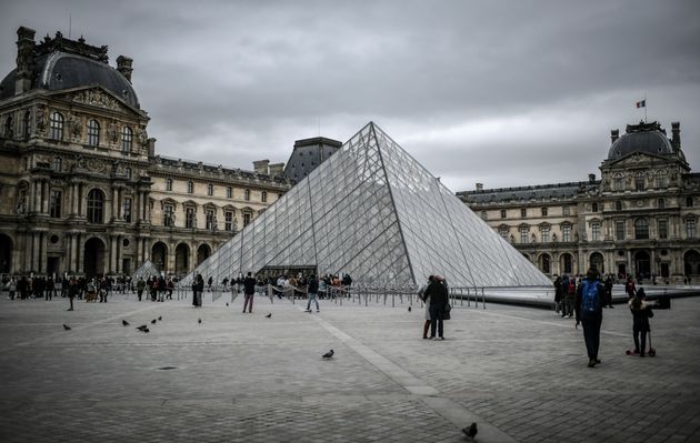 Devant le musée du Louvre à Paris le 1er mars