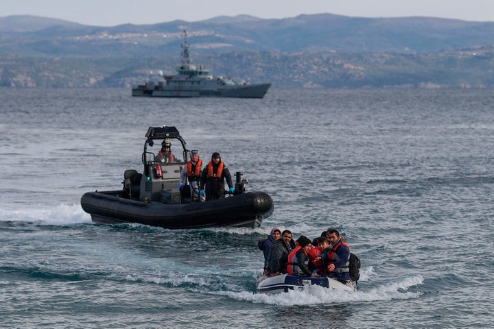 Λέμβος με 15 Αφγανούς πρόσφυγες, 5 παιδιά, 3 γυναίκες και 7 άνδρες πλησιάζει τη Λέσβο. 