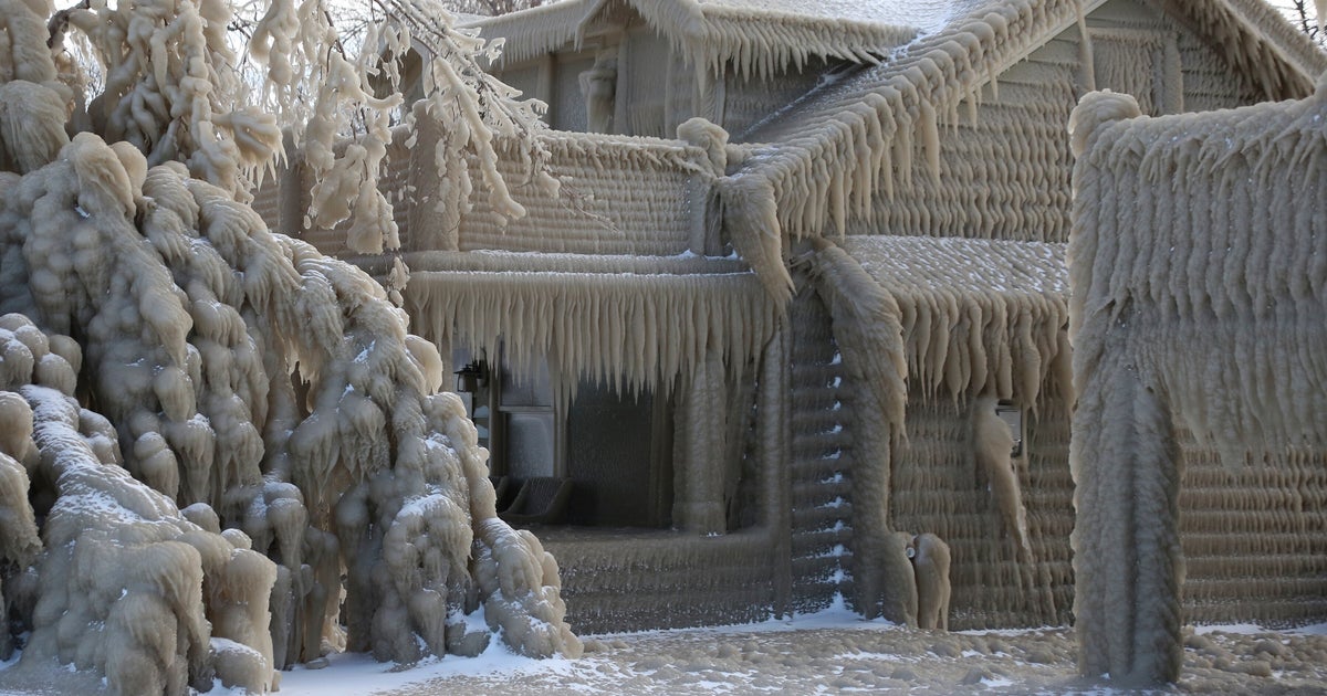 Для льда в морозильнике. Дом во льду. Морозит дома. Дом во льду. Дома на вечной мерзлоте.