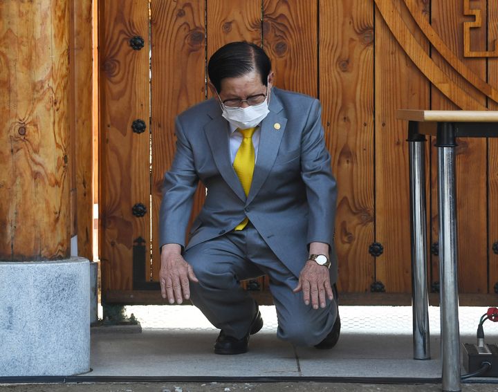 Lee Man-hee, leader of the Shincheonji Church of Jesus, bows during a press conference at a facility of the church in Gapyeong on March 2, 2020. 
