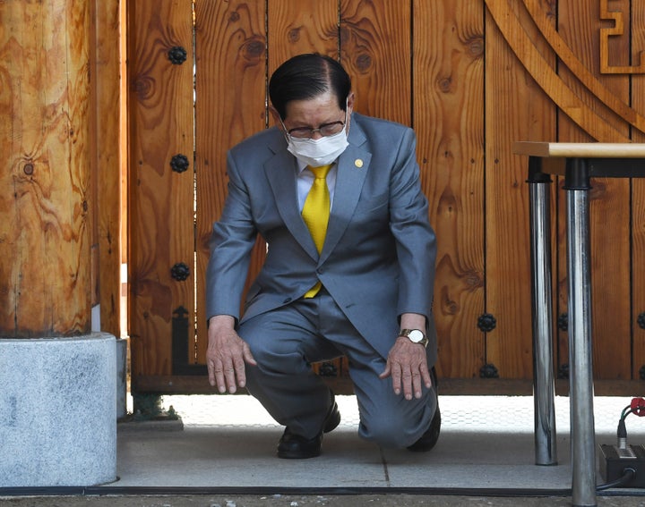 Lee Man-hee, leader of the Shincheonji Church of Jesus, bows during a press conference at a facility of the church in Gapyeong on March 2, 2020. 